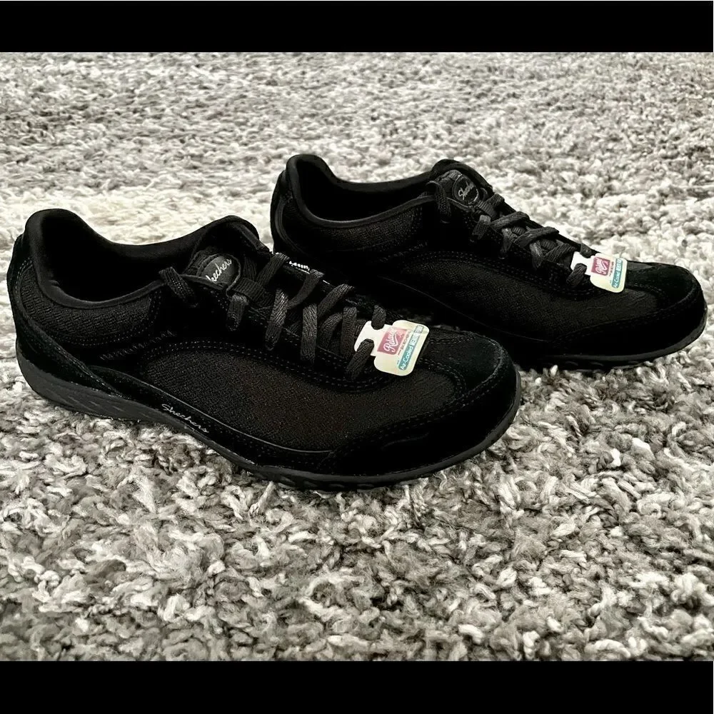 NWT Skechers Breathe Easy Simply Sincere Sneakers